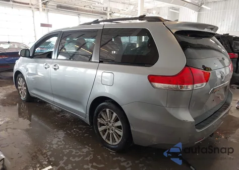 2014 Toyota Sienna Limited 7 Passenger z USA, uszkodzony, nr VIN 5TDDK3DC5ES077825